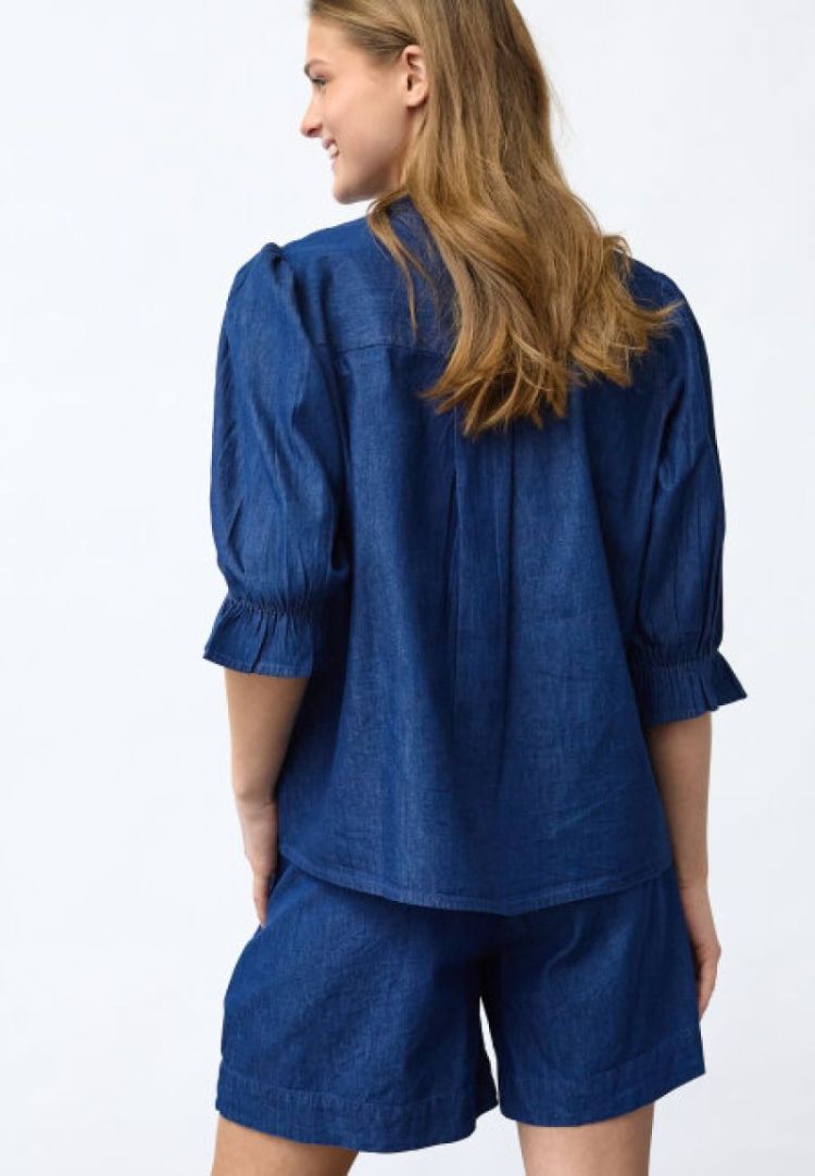  D. BLUE DENIM