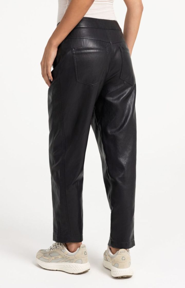  HOLE BLACK