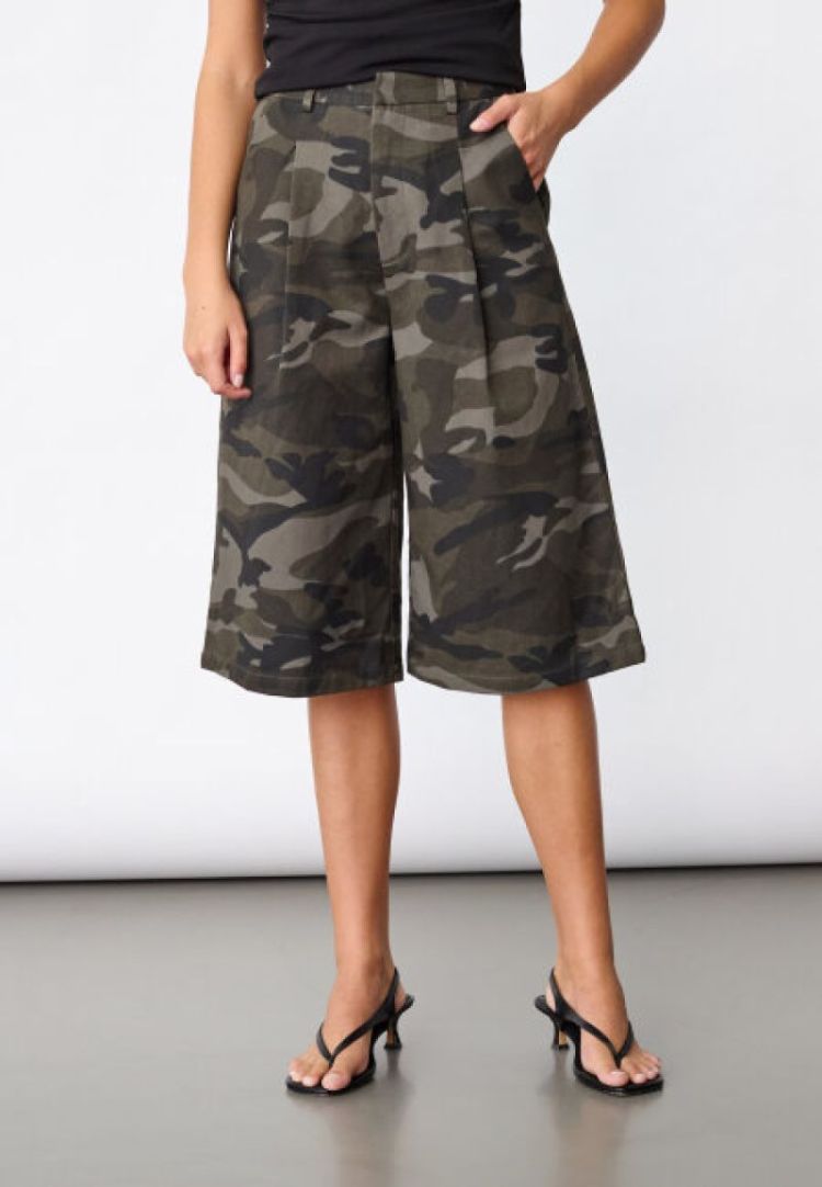 CAMOUFLAGE