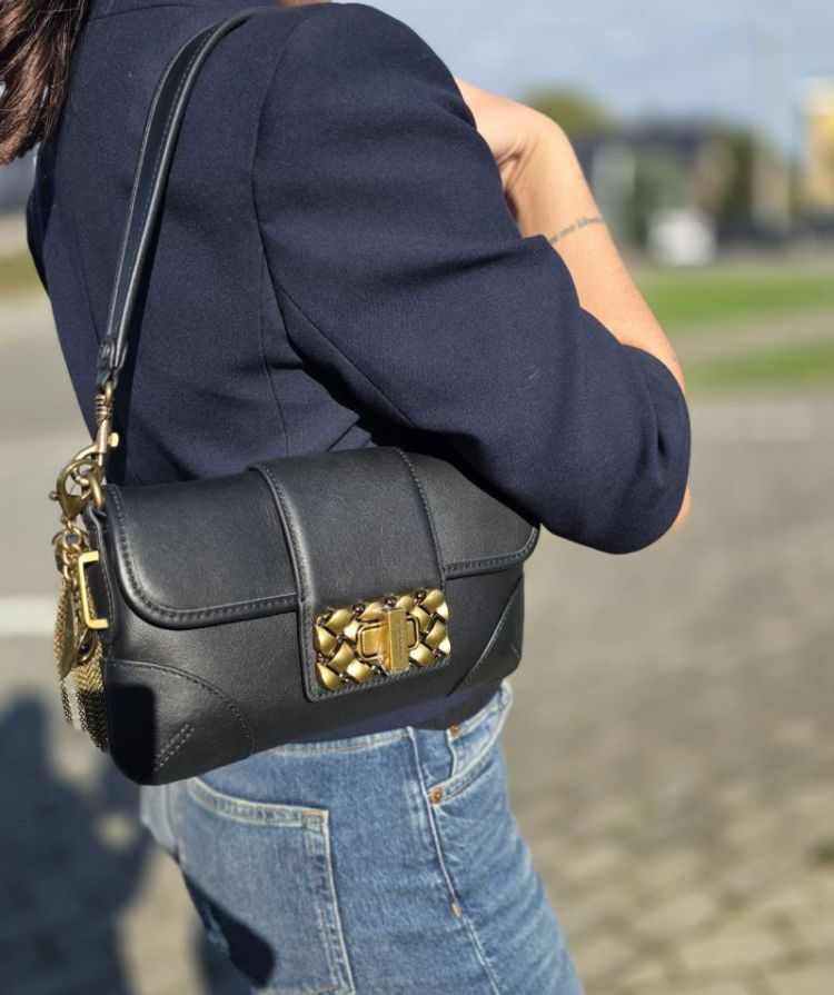 6056100109 black